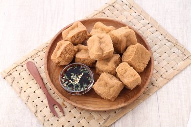 Soslu ve susamlı kızarmış tavuk nugget.