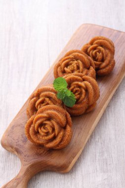 Ahşap tahta üzerinde tatlı tarçın rulo