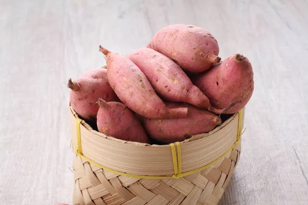 Tahta arka planda taze patates