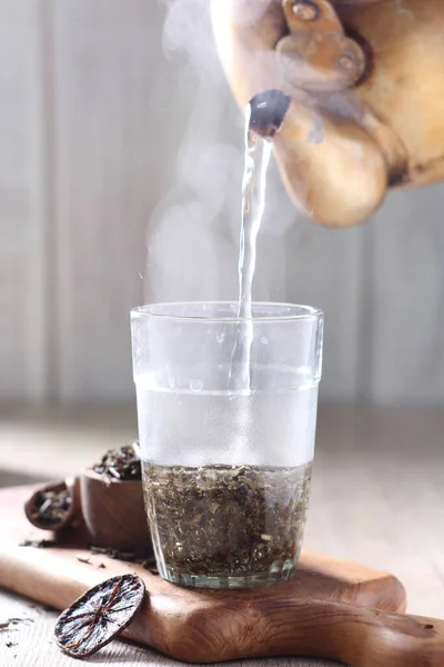 Derramando Chá Com Copo Café Uma Xícara Bebida Quente — Fotografia de Stock
