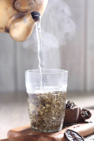Pouring Tea Ice Mint — Stok fotoğraf
