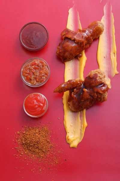 白色背景上的鸡翅 快餐食品 — 图库照片