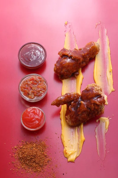 烤鸡肉 洋葱和番茄酱 食物概念 — 图库照片