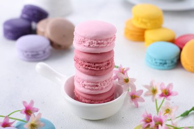 açık arkaplanda pembe ve beyaz badem kurabiyeleri