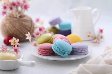 Beyaz arka planda badem kurabiyesi olan bir fincan çay.