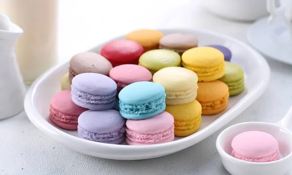Macarons Colorés Sur Fond Blanc — Photo