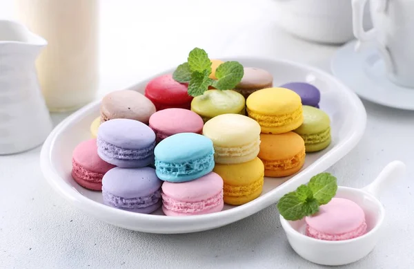 Macarons Colorés Avec Des Feuilles Menthe Sur Fond Blanc — Photo