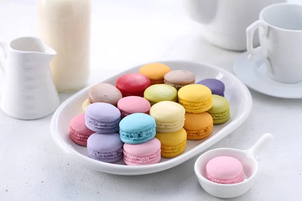 Macarons Colorés Tasse Sur Fond Blanc — Photo