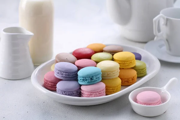 Macarons Colorés Tasse Sur Plaque Blanche — Photo