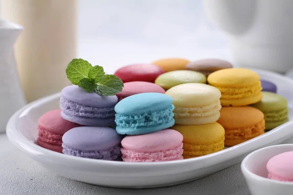 Macarons Colorés Sur Une Assiette Blanche — Photo
