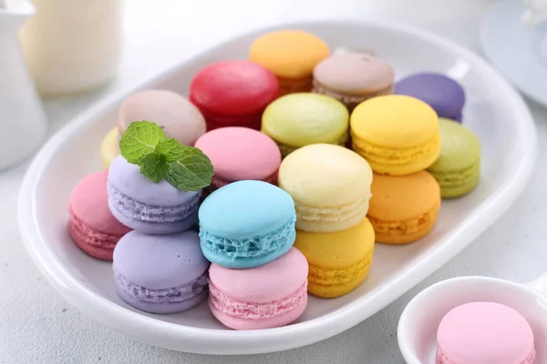 Macarons Colorés Sur Plaque Blanche — Photo