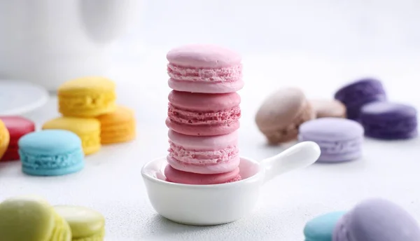 Macarons Colorés Sur Fond Blanc — Photo