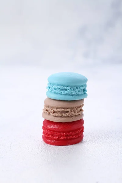 Beyaz arkaplanda renkli badem kurabiyeleri