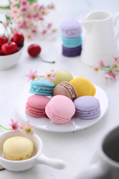 Macarons Colorés Tasse Thé Sur Fond Blanc — Photo