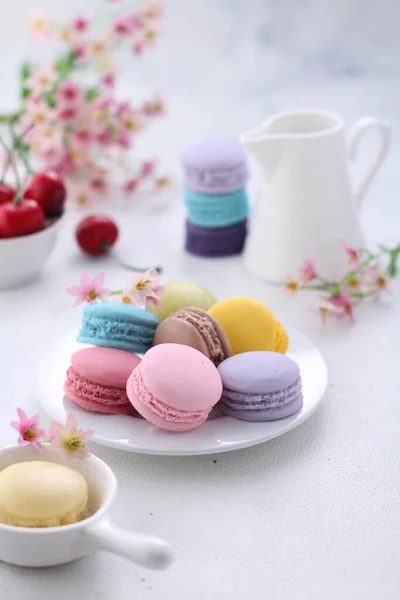 Macarons Colorés Tasse Thé Sur Table Blanche — Photo