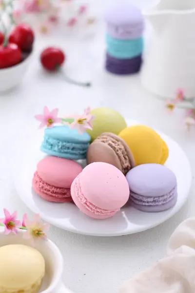 Macarons Colorés Fleurs Sur Fond Blanc — Photo