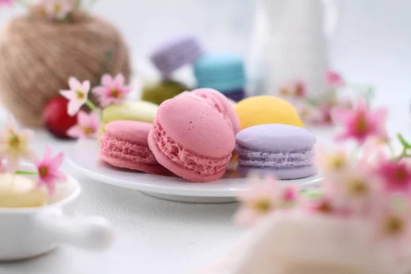 Macarons Colorés Avec Des Fleurs Sur Fond Blanc — Photo