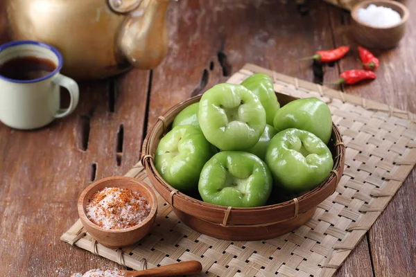 传统的中国饺子 配菜和香料 — 图库照片