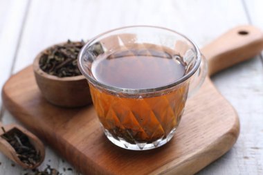 cup of tea with fresh mint leaves on wooden background
