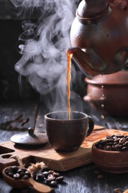 Kahve fincanı ve çay ahşap masada.