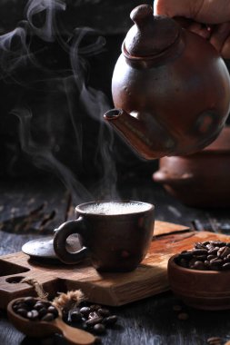 Tahta bir fincanda sade kahve.