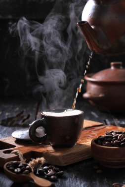 Ahşap arka planda kahve fincanı ve çay