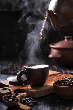 Ahşap arka planda kahve fincanı ve çay