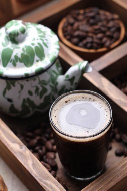 Ahşap arka planda taze aromalı kahve fincanı.