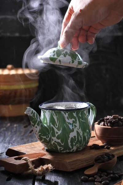 加热巧克力的咖啡杯和茶 木制底座 — 图库照片