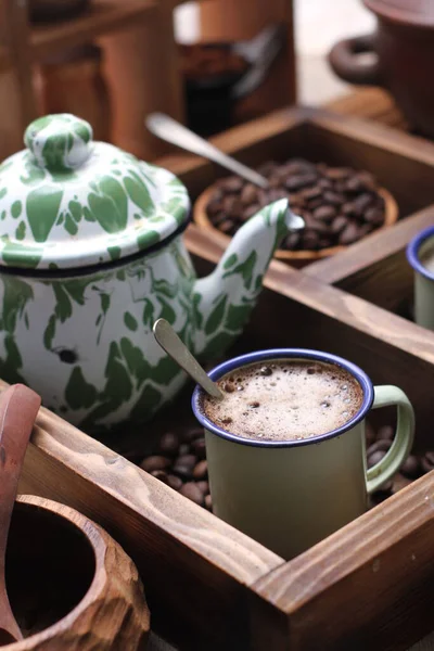 木桌上的咖啡杯和咖啡豆 — 图库照片
