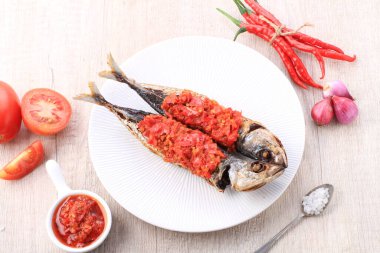 Sebze ve baharatlı ızgara balık.