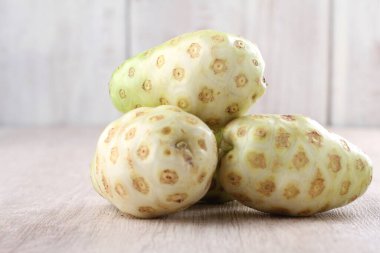 ahşap arka plan üzerinde taze organik patates