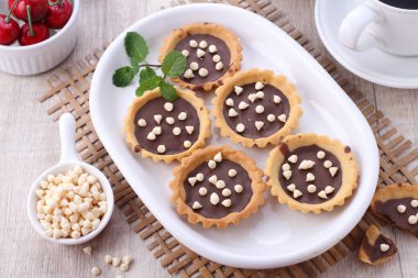 Kremalı ve dutlu çikolatalı pasta.