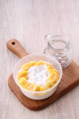 Takjil is a general term for snacks that are eaten shortly after breaking the fast, usually in the form of sweet foods such as banana compote, fruit soup, mixed ice, and so on.