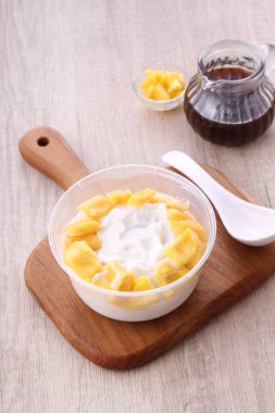 Takjil is a general term for snacks that are eaten shortly after breaking the fast, usually in the form of sweet foods such as banana compote, fruit soup, mixed ice, and so on.