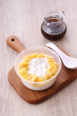 Takjil is a general term for snacks that are eaten shortly after breaking the fast, usually in the form of sweet foods such as banana compote, fruit soup, mixed ice, and so on.