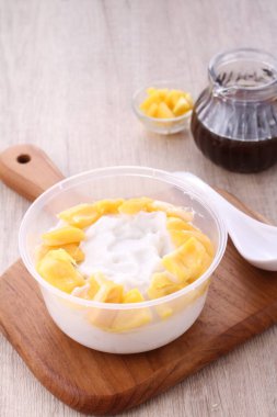 Takjil is a general term for snacks that are eaten shortly after breaking the fast, usually in the form of sweet foods such as banana compote, fruit soup, mixed ice, and so on.