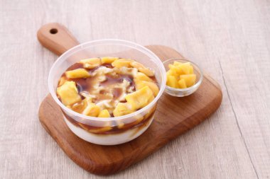 Takjil is a general term for snacks that are eaten shortly after breaking the fast, usually in the form of sweet foods such as banana compote, fruit soup, mixed ice, and so on.