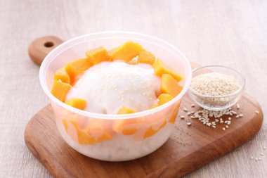 Takjil is a general term for snacks that are eaten shortly after breaking the fast, usually in the form of sweet foods such as banana compote, fruit soup, mixed ice, and so on.