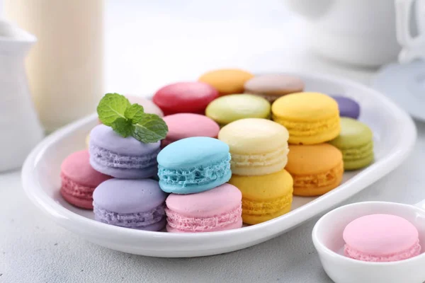 Macarons Colorés Sur Plaque Blanche — Photo