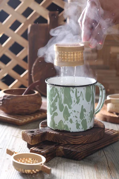 Xícara Chá Com Marshmallows Mesa Madeira — Fotografia de Stock