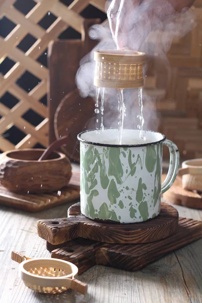 木桌上的咖啡和茶 — 图库照片