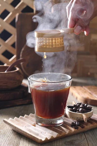 加杯咖啡和一杯水的热茶放在木制底座上 — 图库照片