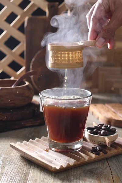 Mão Segurando Uma Xícara Café Copo Chocolate Quente Fundo Madeira — Fotografia de Stock