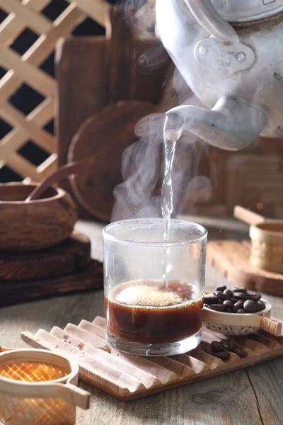 Filiżanka Herbaty Kawą Ciasteczkami Drewnianym Stole — Zdjęcie stockowe