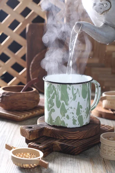 Ahşap Masada Marşmelovlu Bir Fincan Çay — Stok fotoğraf