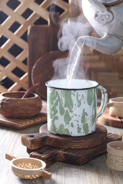 一杯咖啡和一杯茶放在一张木制桌子上 — 图库照片
