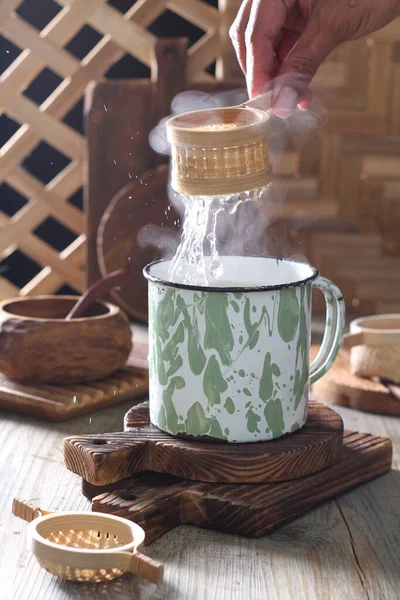 Filiżanka Kawy Piankami Drewnianym Stole — Zdjęcie stockowe