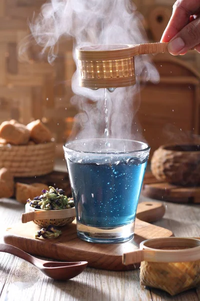 Una Bebida Aromática Preparada Vertiendo Agua Caliente Hirviendo Sobre Hojas — Foto de Stock