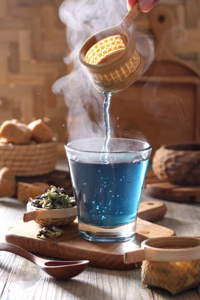 Una Bebida Aromática Preparada Vertiendo Agua Caliente Hirviendo Sobre Hojas —  Fotos de Stock